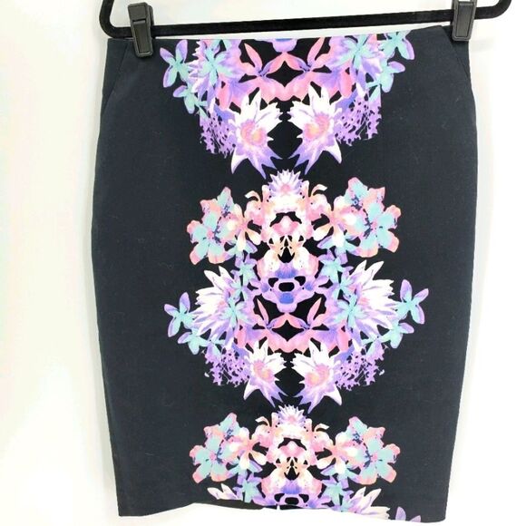 Skirt,‎ black with beautiful print of lavender flowers size 12.. - Picture 1 of 5